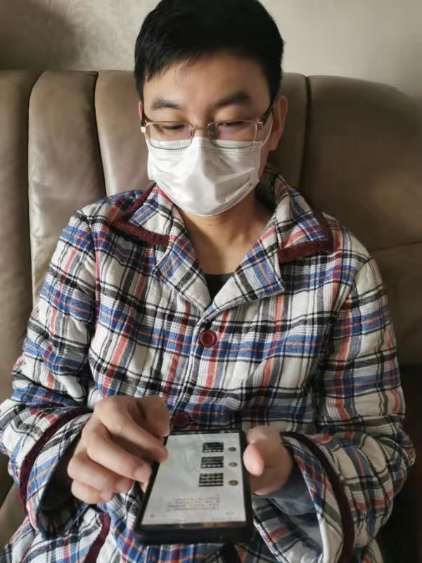 「澎湃新闻」战疫者｜武汉急诊医生感染新冠病毒，居家隔离仍坚持在线问诊