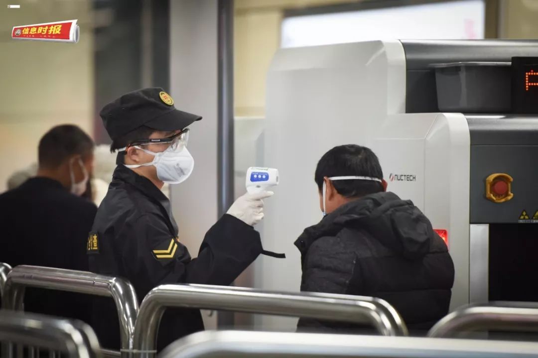 廣州火車站地鐵站,安檢人員測量進站乘客體溫.胡瀛斌 攝