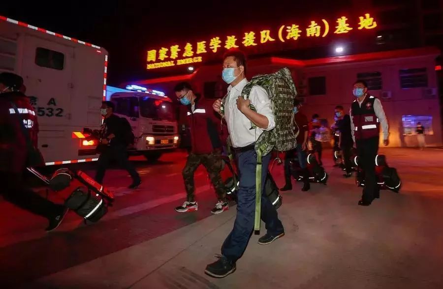 健康中国：【你有多美】五省国家紧急医学救援队连夜驰援湖北