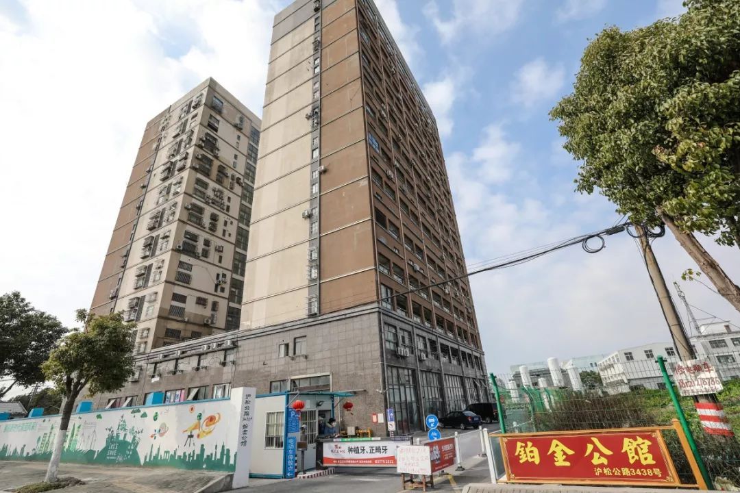 铂金公馆a,b幢共有278户居民,目前仍有近190户尚未回沪.