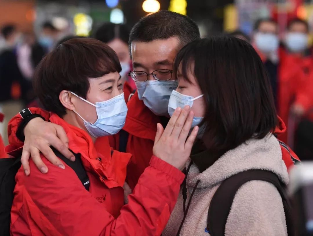 法制日报：这个冬天很冷，但只要紧紧抱在一起就会有温暖和力量！｜这注定是一个不平凡的春节?