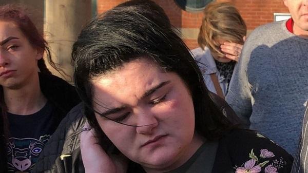 「海外网」英国20岁女孩失手捅死家暴父亲 法官判其无罪
