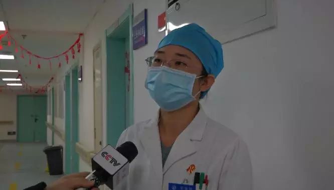 「文汇报」看哭！9个月大婴儿确诊新型肺炎，对着护士长伸手求抱抱