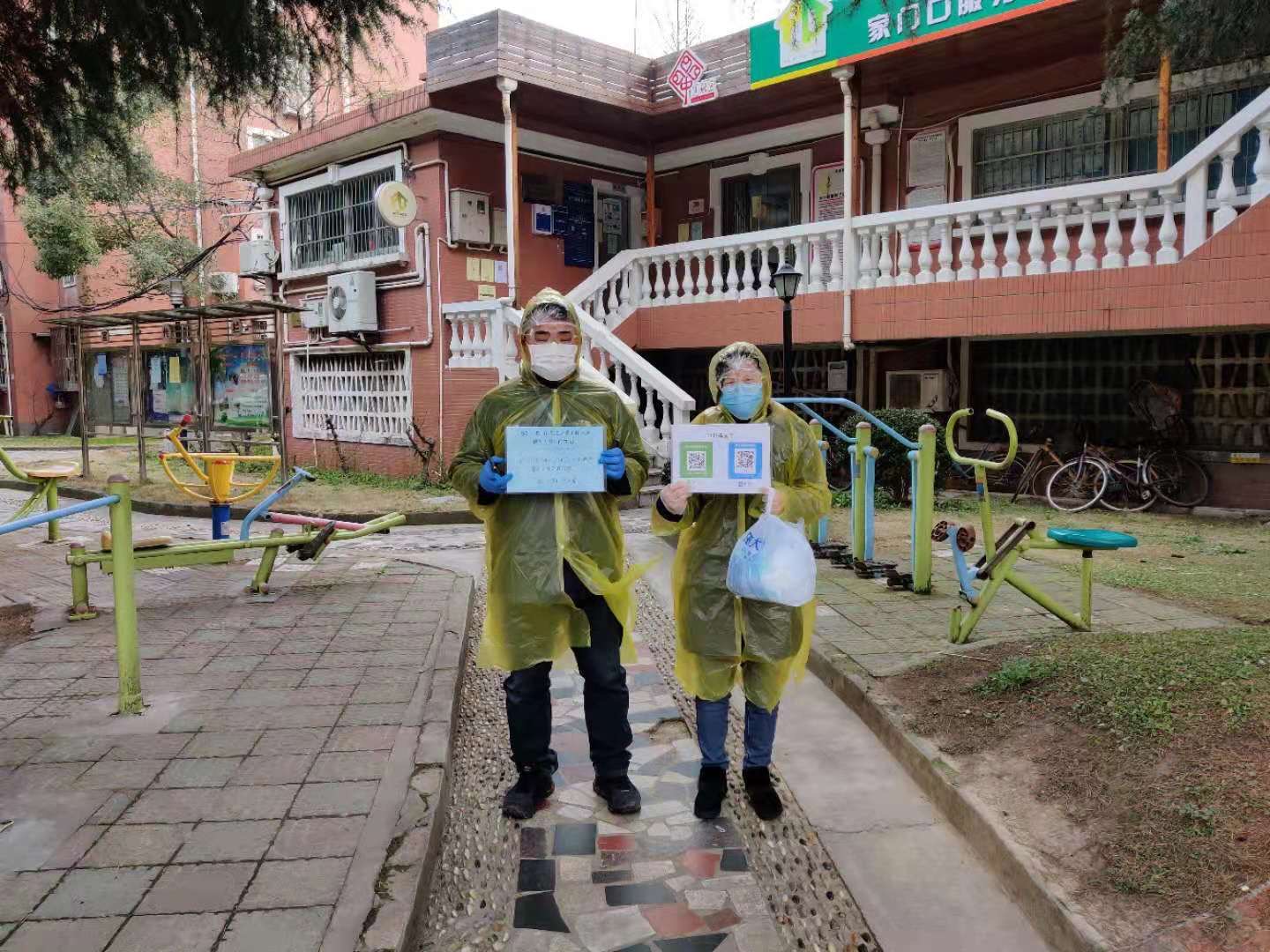 文汇报■没有防护服、雨衣也能上，游泳镜湿了、浴帽都透水汽……在上海这个镇，这些戳心画面来自抗疫一线的坚守！