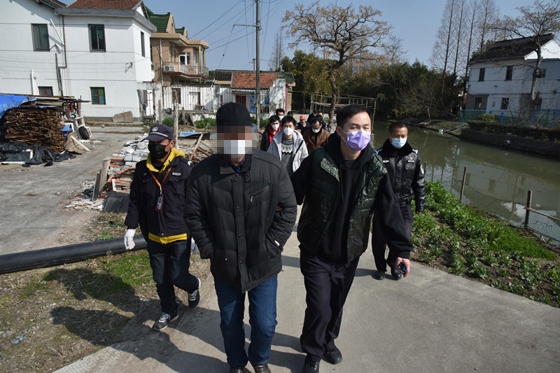 「文汇报」卖7万个过期三无口罩，获利2万元！7年前口罩厂倒闭，“黑心”老板找出当年库存……