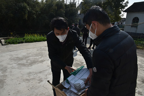 「文汇报」卖7万个过期三无口罩，获利2万元！7年前口罩厂倒闭，“黑心”老板找出当年库存……