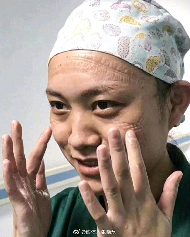 文汇报：手绘丨医生脸上依稀可见的伤痕，也是她们美丽的勋章