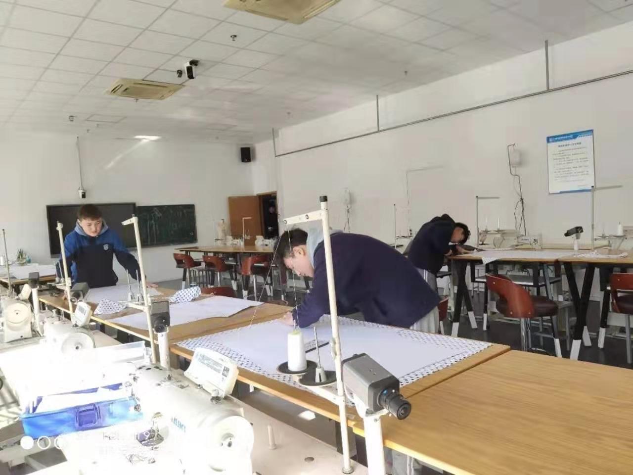 「文汇报」特殊的寒假，三百多名学生“宅”在了这所上海学校……