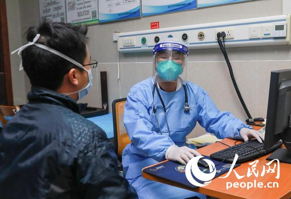 「文汇报」中南医院4名医护人员治愈后返岗