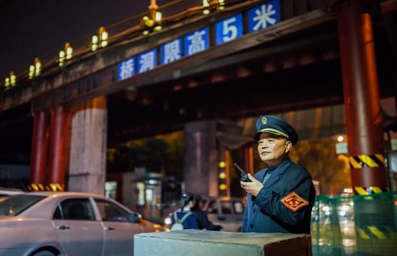 「经济日报-中国经济网」道口工老蒋的最后一个春运年夜