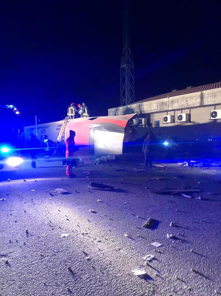 中央广电总台央视新闻客户端■意大利北部高速列车出轨 致2死多伤