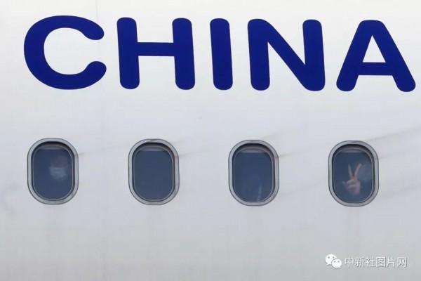 「新民网」今天，向所有医务人员致敬