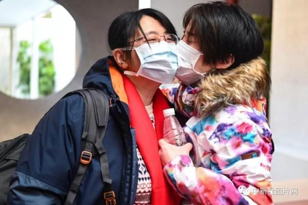 「新民网」今天，向所有医务人员致敬