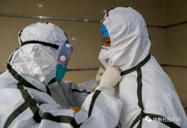 「新民网」今天，向所有医务人员致敬