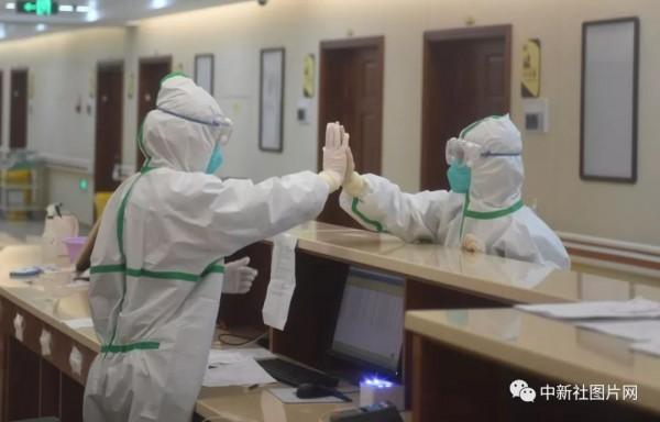 「新民网」今天，向所有医务人员致敬