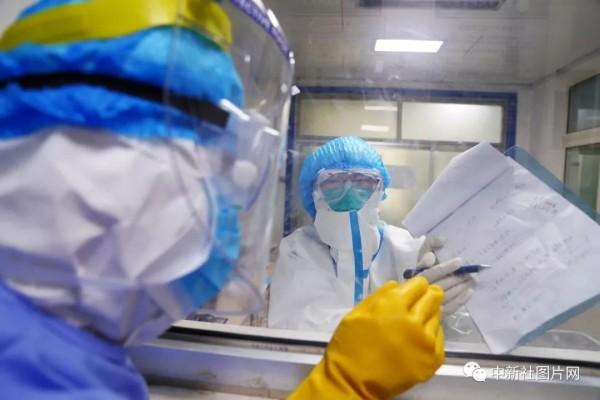 「新民网」今天，向所有医务人员致敬