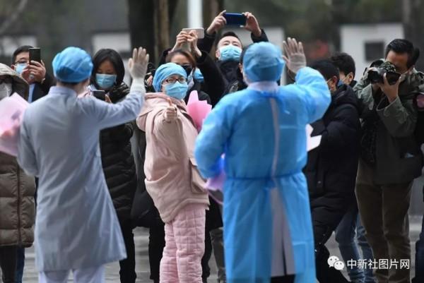「新民网」今天，向所有医务人员致敬