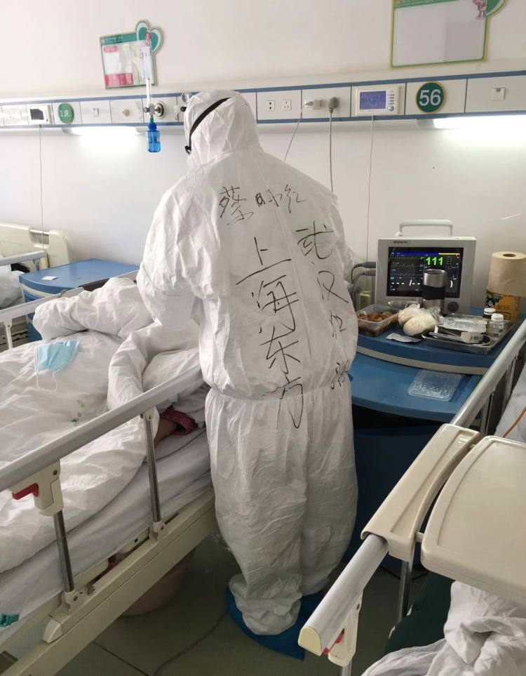 【文汇报】这个元宵节，他们在武汉战“疫”最前线：待春暖花开，武汉一定会特别美！