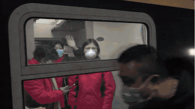 [文汇报]元宵佳节团圆，他们和亲人隔空拥抱