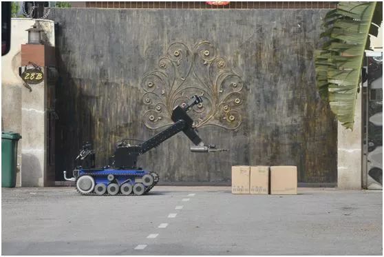 #侠客岛#前几天，中国领事馆前出现了3个神秘包裹......