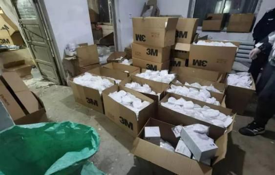 法制日报：气愤+2！电梯内故意乱抹口水，身为医生却隐瞒病情致多人隔离，卖假口罩发国难财……