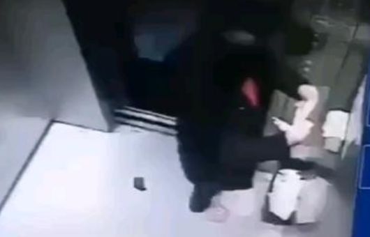 法制日报：气愤+2！电梯内故意乱抹口水，身为医生却隐瞒病情致多人隔离，卖假口罩发国难财……