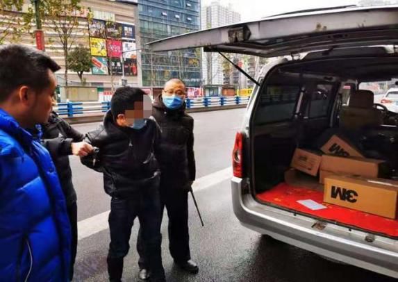 法制日报：气愤+2！电梯内故意乱抹口水，身为医生却隐瞒病情致多人隔离，卖假口罩发国难财……