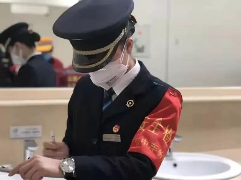 [共青团中央]热血生力军，情洒战疫第一线