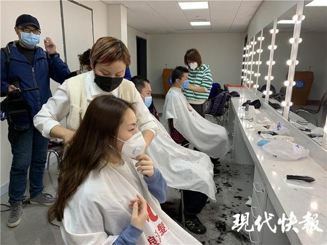 「文汇报」没有长发及腰，依然颜值爆表！驰援武汉前，天使纷纷理了短发，真是帅哭我们了……