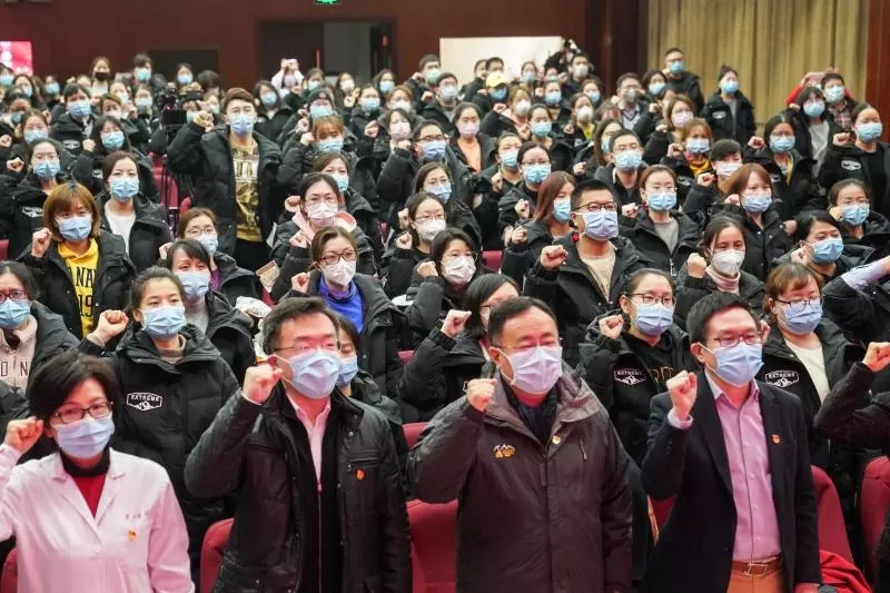 #文汇报#看哭了！上海医生剃“卤蛋头”，带尿片去武汉！请一定平安归来