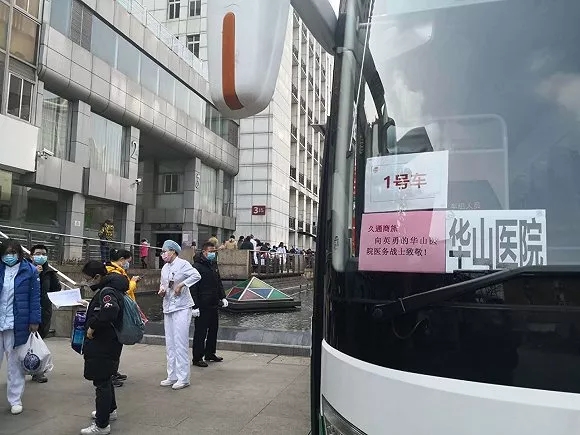 #文汇报#看哭了！上海医生剃“卤蛋头”，带尿片去武汉！请一定平安归来