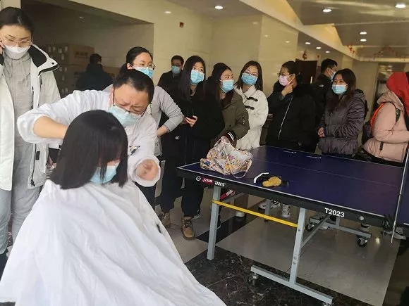 #文汇报#看哭了！上海医生剃“卤蛋头”，带尿片去武汉！请一定平安归来