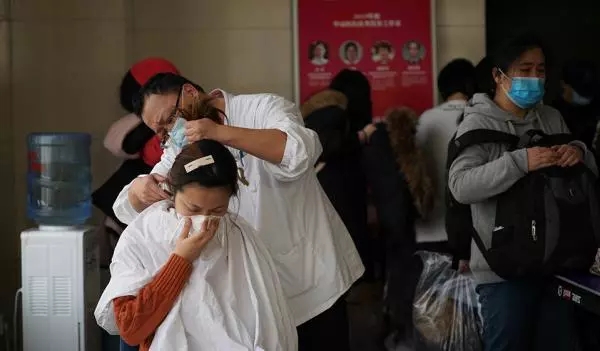 #文汇报#看哭了！上海医生剃“卤蛋头”，带尿片去武汉！请一定平安归来
