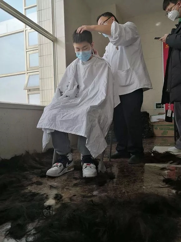 #文汇报#看哭了！上海医生剃“卤蛋头”，带尿片去武汉！请一定平安归来