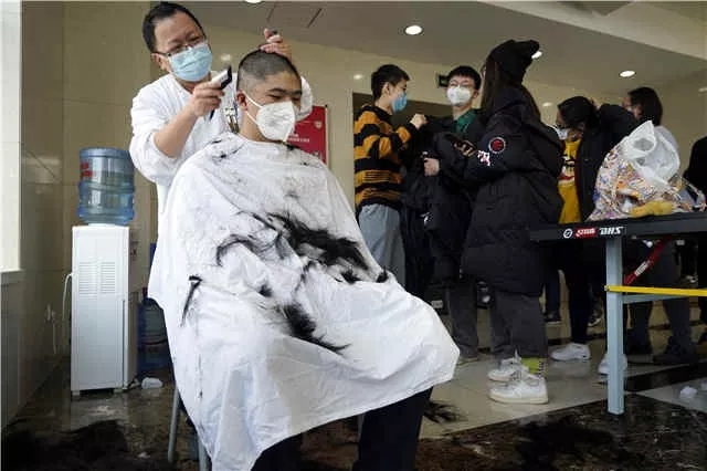 #文汇报#看哭了！上海医生剃“卤蛋头”，带尿片去武汉！请一定平安归来
