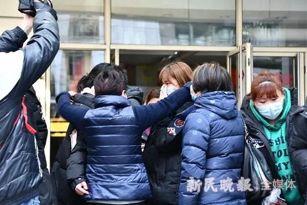 #文汇报#看哭了！上海医生剃“卤蛋头”，带尿片去武汉！请一定平安归来