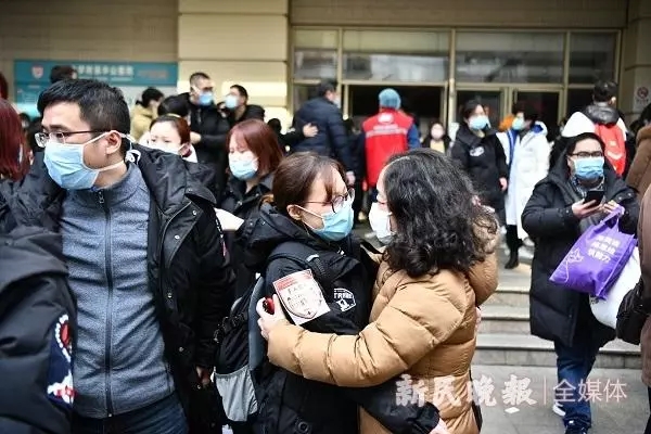 #文汇报#看哭了！上海医生剃“卤蛋头”，带尿片去武汉！请一定平安归来