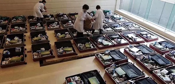 #文汇报#看哭了！上海医生剃“卤蛋头”，带尿片去武汉！请一定平安归来