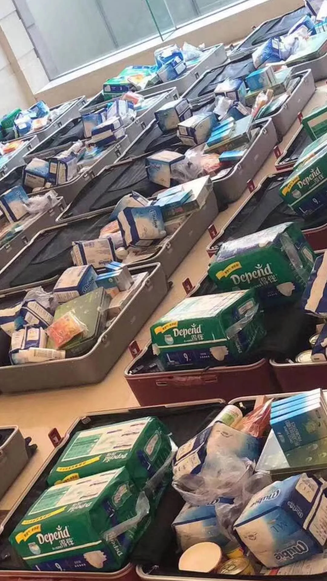 #文汇报#看哭了！上海医生剃“卤蛋头”，带尿片去武汉！请一定平安归来