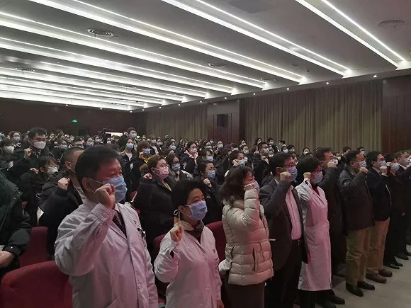 #文汇报#看哭了！上海医生剃“卤蛋头”，带尿片去武汉！请一定平安归来