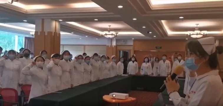 #文汇报#看哭了！上海医生剃“卤蛋头”，带尿片去武汉！请一定平安归来
