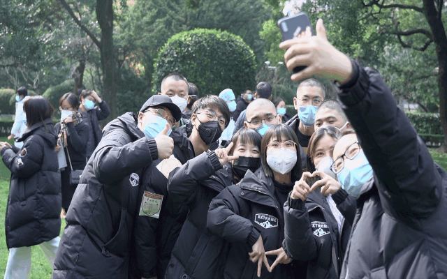 #文汇报#看哭了！上海医生剃“卤蛋头”，带尿片去武汉！请一定平安归来