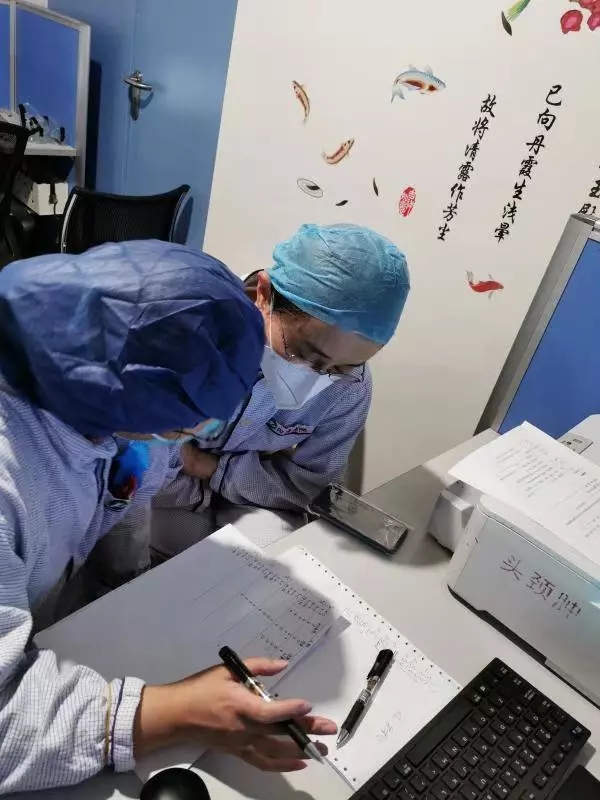 「文汇报」赴湖北医疗队员的“战地日记”：10小时未进食水，他们却说……