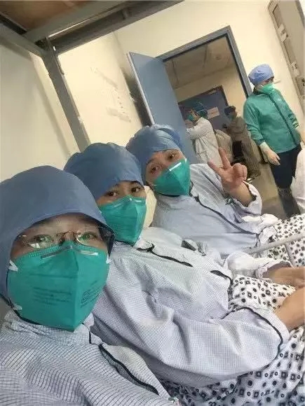 「文汇报」赴湖北医疗队员的“战地日记”：10小时未进食水，他们却说……