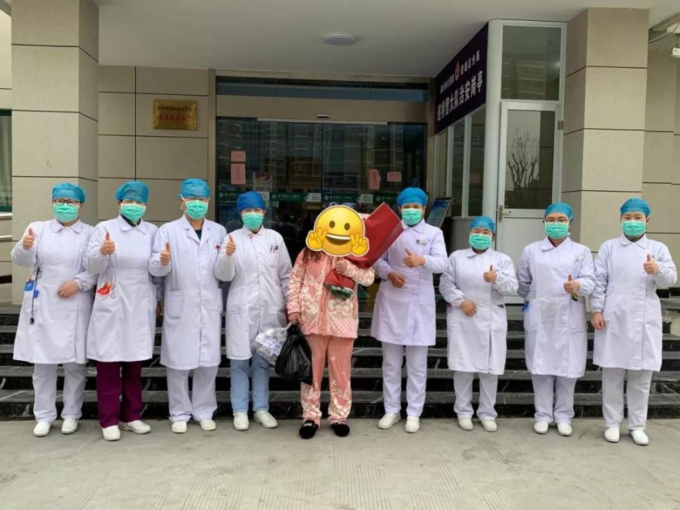 央视新闻客户端@江苏泰州三口之家，全部治愈出院！