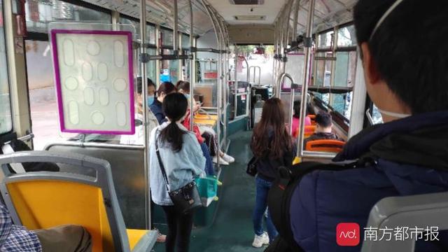 复工首日广州地铁没限流,三号线座位没坐满,公交乘客排队测体温