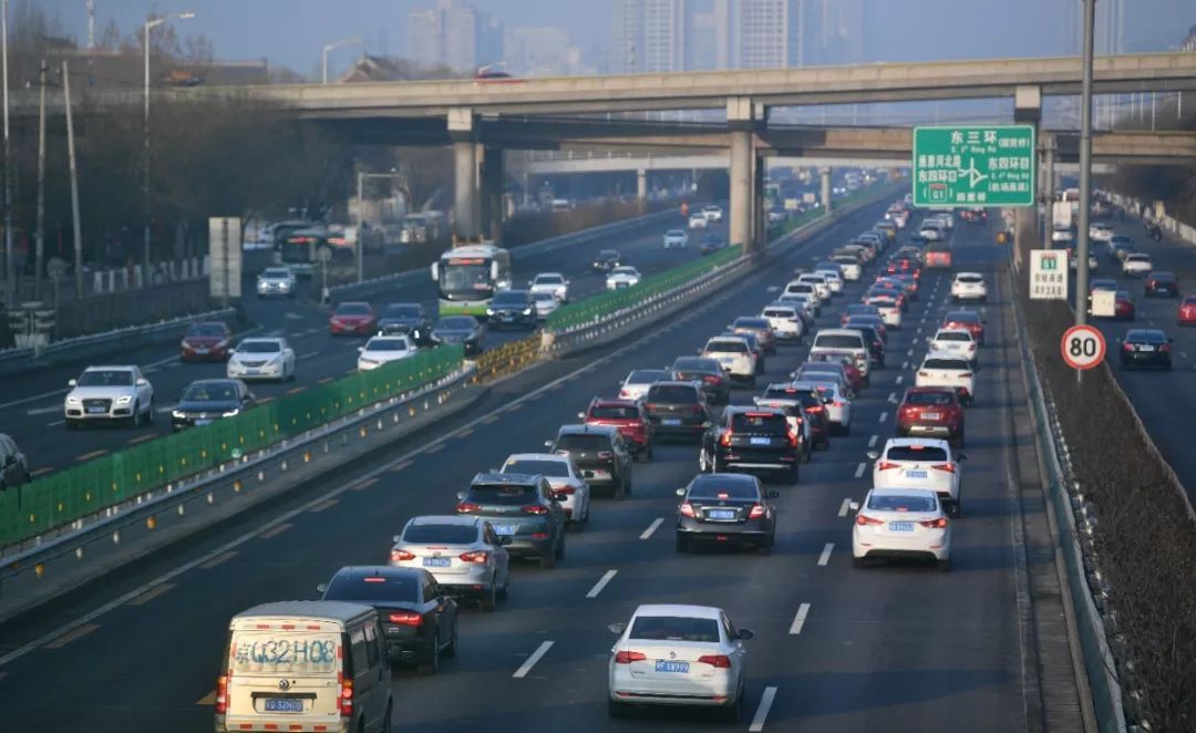 2月10日,京通快速路车流明显增多.(图片来源:北京日报客户端)