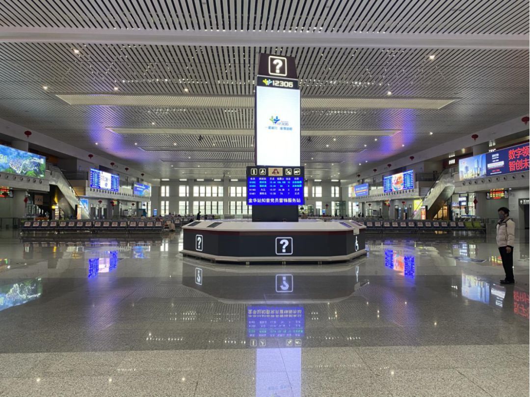 车站方面要提醒广大旅客,金华站目前南进站口,南出站口开放,旅客到达