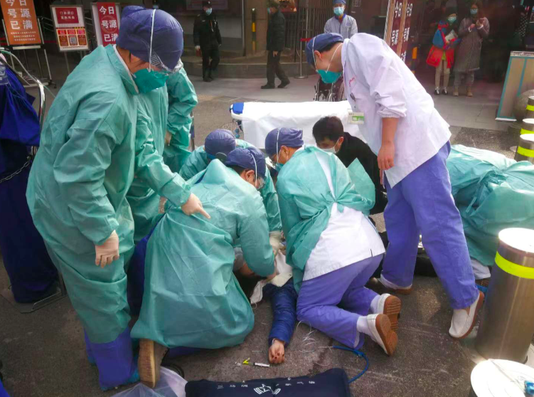 文汇报@疫情之下的生死营救：女子医院门前倒地全身抽搐，医务人员不顾个人安危跪地施救