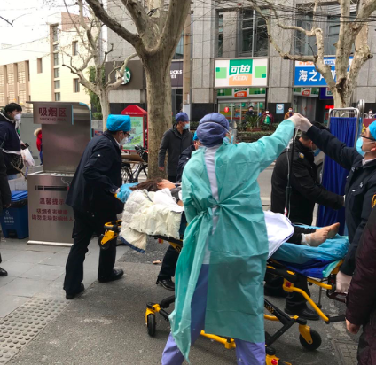 文汇报@疫情之下的生死营救：女子医院门前倒地全身抽搐，医务人员不顾个人安危跪地施救